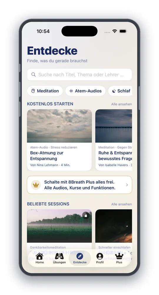 Screenshot des Bereichs Entdecke in der 8Breath-App mit Suchfeld, Filtern für Meditation, Atem-Audios und Schlaf, kostenlosen Inhalten wie Box-Atmung zur Entspannung und einem Hinweis auf 8Breath Plus