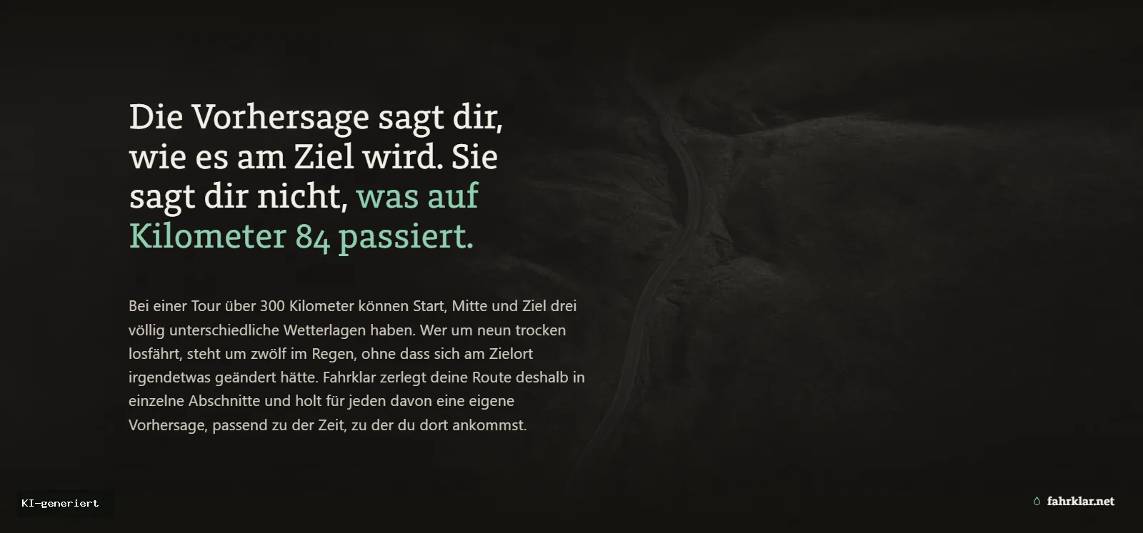 Dunkles, KI-generiertes Luftbild einer kurvigen Straße durch hügeliges Gelände, daneben der Satz: Die Vorhersage sagt dir, wie es am Ziel wird. Sie sagt dir nicht, was auf Kilometer 84 passiert. Darunter ein Absatz, wie Fahrklar die Route in Abschnitte zerlegt