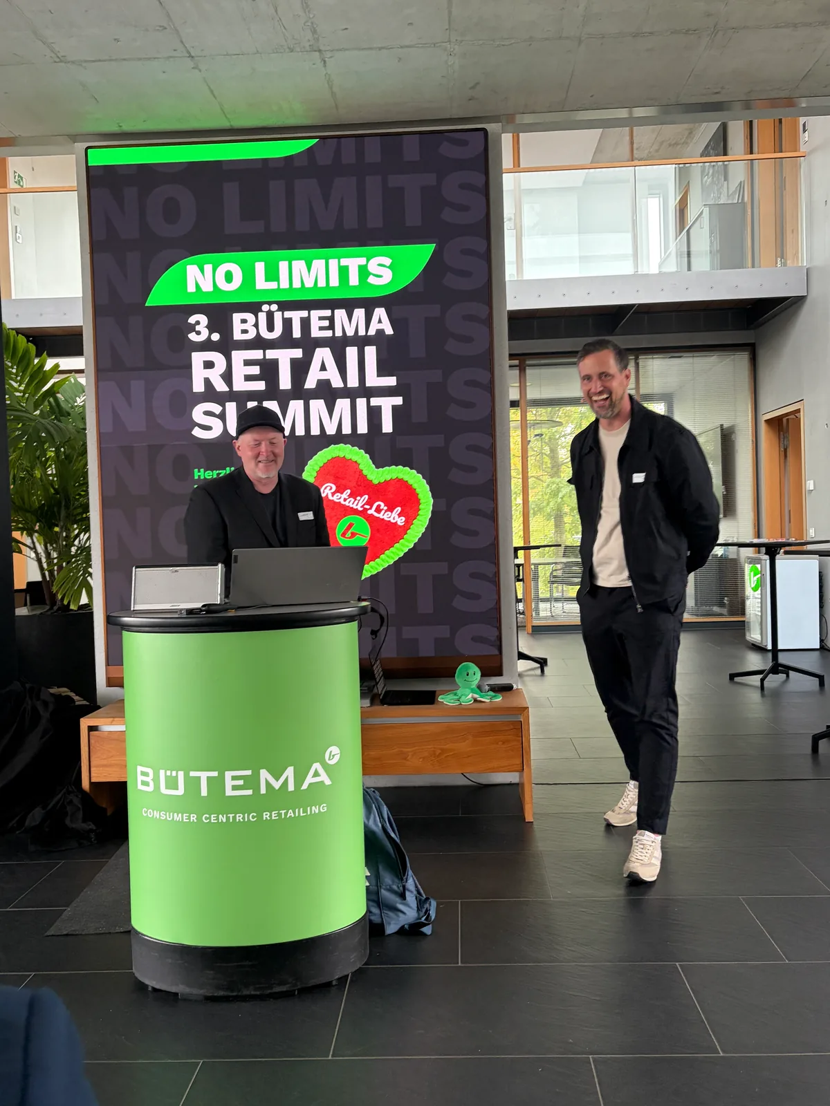 Lutz Hollmann-Raabe und Joey Kelly lachend vor der NO-LIMITS-Stele