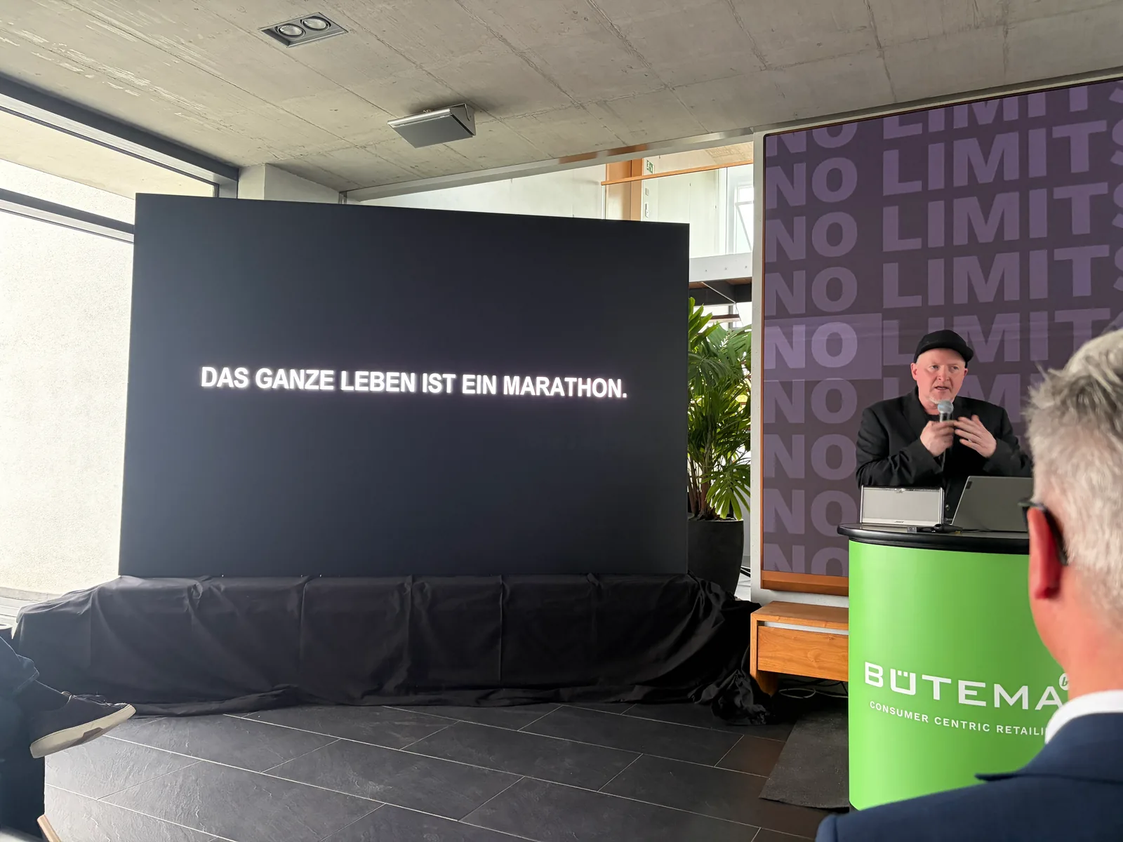 Joey Kelly vor der Folie „Das ganze Leben ist ein Marathon“