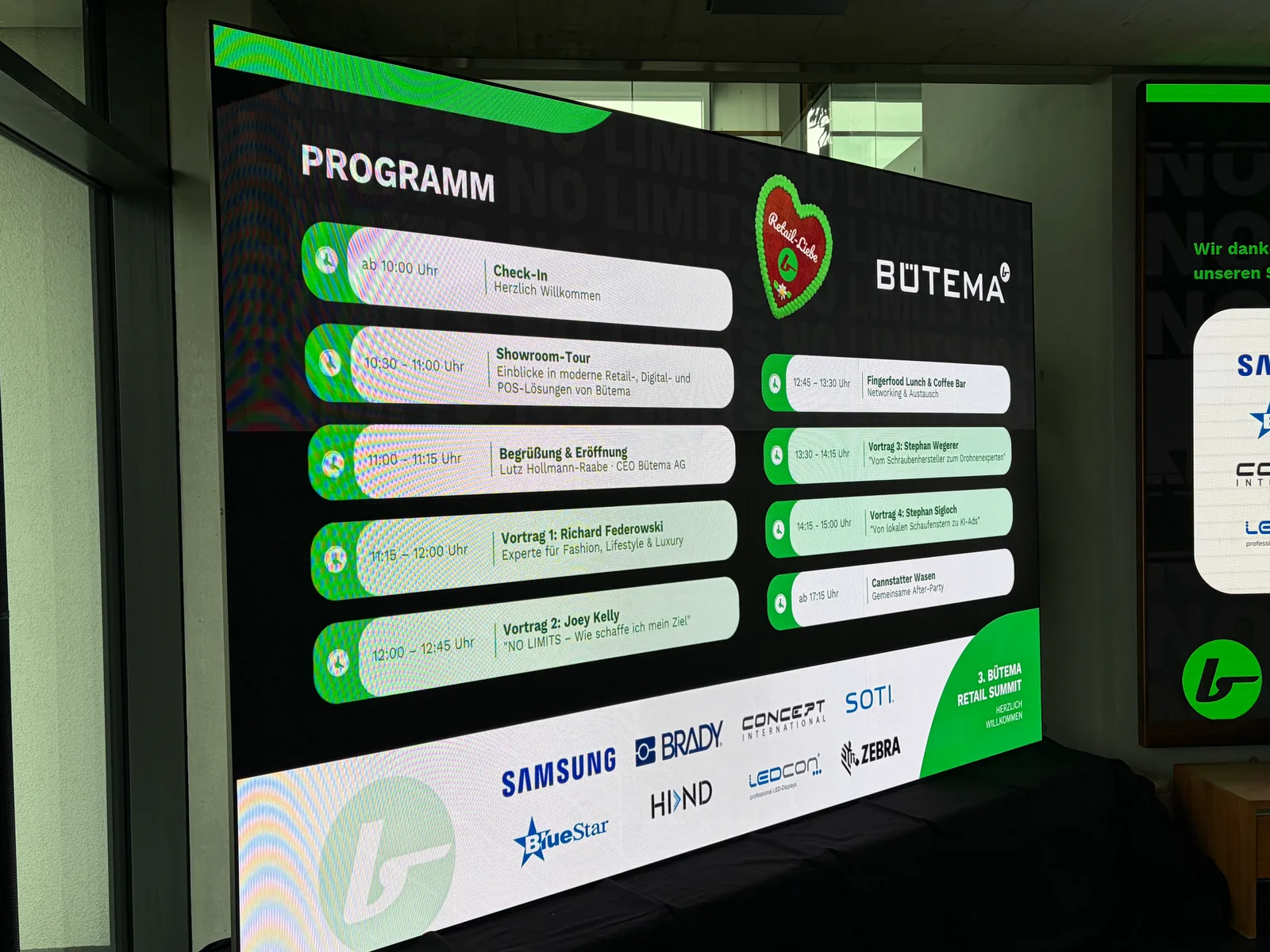 Programmwand des 3. Bütema Retail Summit mit dem Tagesablauf von 10 bis 17:15 Uhr und den Logos der Partner
