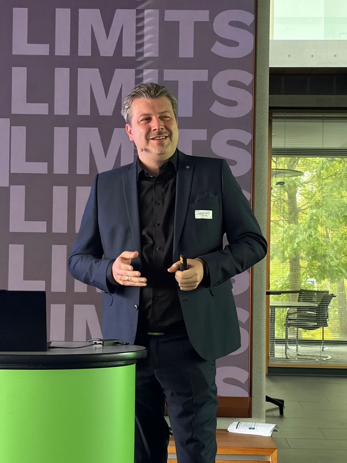 Stephan Sigloch spricht vor der Wand mit dem Schriftzug LIMITS